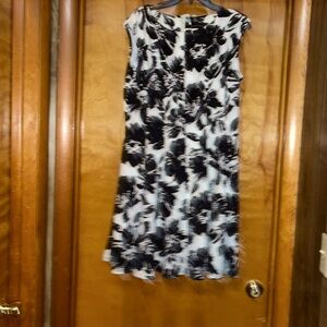 Zarr Collection. Size 14, Black and white floral
